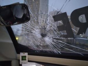 Kronologi Pelemparan Bus Persis Hingga Pelaku Ditangkap Kronologi Pelemparan Bus Persis Hingga Pelaku Ditangkap