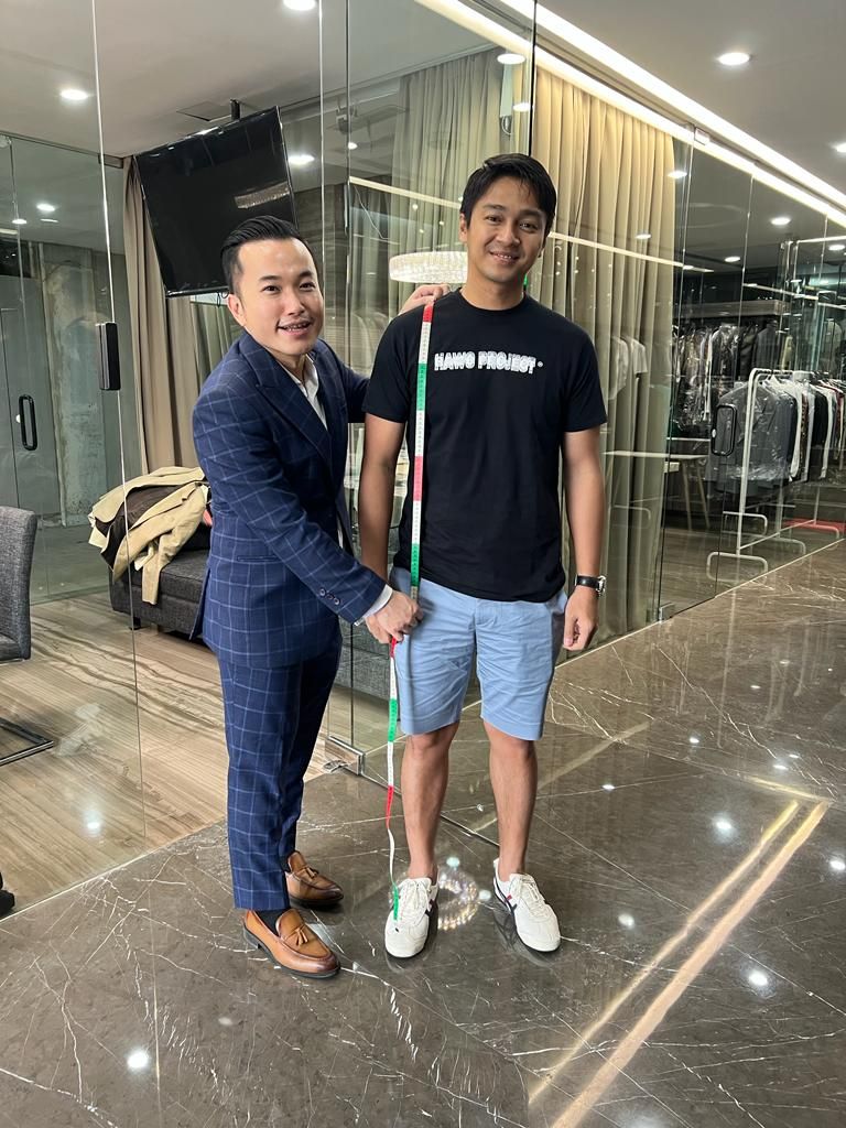 Deva Mahenra fitting baju pernikahan.