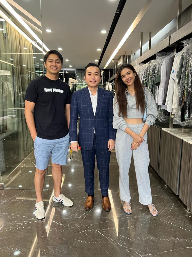 Deva Mahenra fitting baju pernikahan.