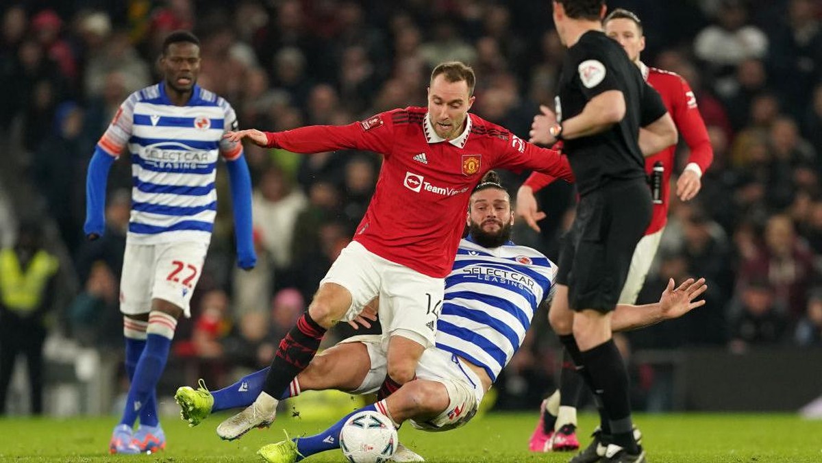 Gelandang Manchester United Christian Eriksen cedera setelah ditekel Andy Carroll (Foto: PA Images via Getty Images/Martin Rickett - PA Images)