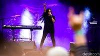 Aksi Cokelat Reuni di Panggung Konser Sheila On 7