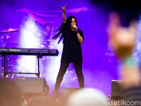 Aksi Cokelat Reuni di Panggung Konser Sheila On 7
