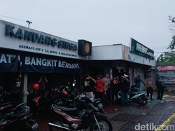 Kaca Kantor Arema FC Pecah Dilempari Massa Pendemo yang Ricuh