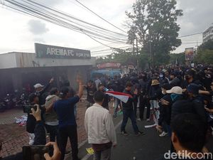 Amuk Aremania saat Demo di Kandang Singa Arema FC