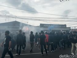 Saksi Penyerangan Kantor Arema FC: Batu Melayang Kayak Hujan
