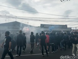 Saksi Penyerangan Kantor Arema FC: Batu Melayang Kayak Hujan