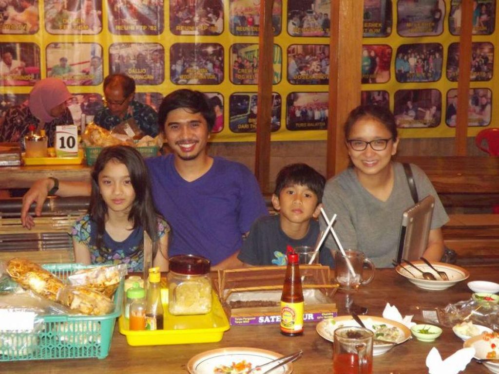 Duta Sheila on 7 Tak Pernah Gengsi Makan di Warung Kaki Lima Duta Sheila on 7 Tak Pernah Gengsi Makan di Warung Kaki Lima