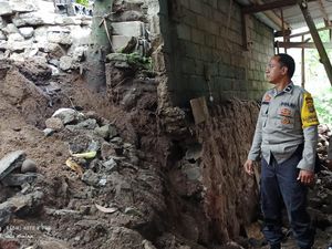 Hujan Semalaman, Gudang Kayu di Lombok Barat Jebol Akibat Longsor Hujan Semalaman, Gudang Kayu di Lombok Barat Jebol Akibat Longsor