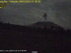 Erupsi Gunung Ibu di Maluku Utara, Warga Diimbau Menjauh Erupsi Gunung Ibu di Maluku Utara, Warga Diimbau Menjauh