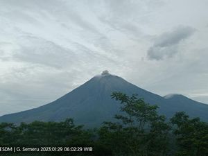 Gunung Semeru Tercatat Erupsi Dua Kali Pagi Ini, Ini Rinciannya