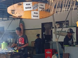 Nembak Ikan di Laut, Langsung Dibakar di Warung Pantai Jerman
