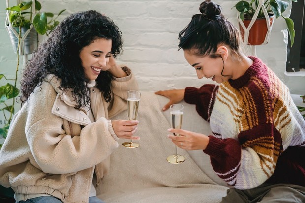 Taurus cenderung akan menutupi masalah dan kesedihannya dengan mengajak temannya hangout bersama/Foto: pexels.com/julia-larson