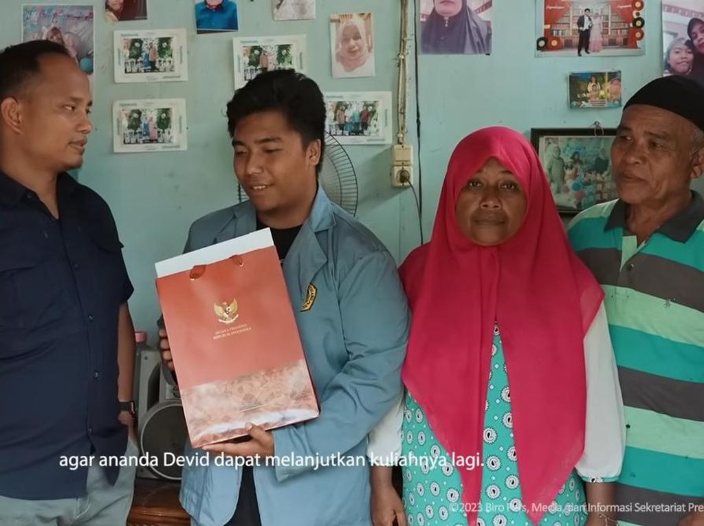 Jokowi Bantu Bayar Kuliah Anak Ibu yang Curhat Sambil Nangis di Manado