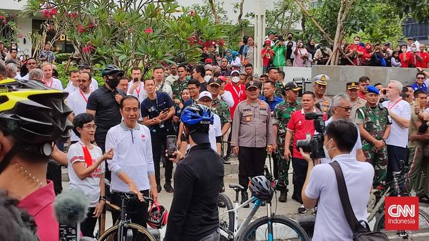 Presiden Joko Widodo (Jokowi) menjadi pusat perhatian saat gowes di kawasan car free day (CFD) Bundaran HI, Jakarta, Minggu (29/1).