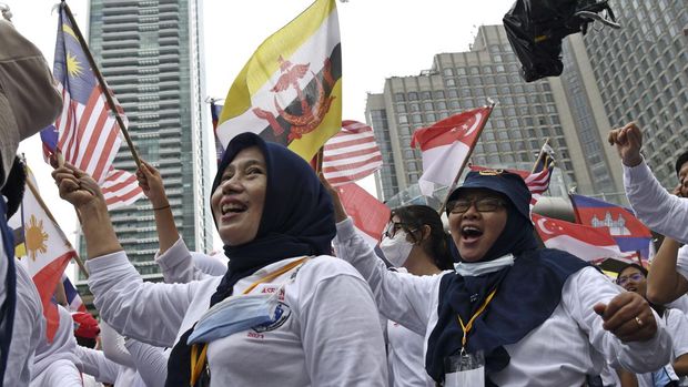 Sejumlah warga mengibarkan bendera negara anggota ASEAN dalam acara 