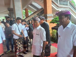 Penghasilan Perbekel di Buleleng Nambah, Koster: Nanti Saya Naikkan Lagi