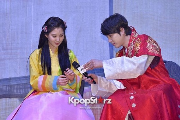 Kyu Hyun - Seo Hyun/Foto: KPopStarz Kyu Hyun dan Seohyun di press con musikal