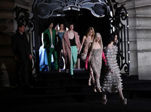 Supermodel Senior Jatuh di Catwalk, Label Valentino Banjir Kritikan