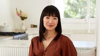 5 Potret Marie Kondo Pensiun Beberes, Rela Rumah Berantakan demi Anak