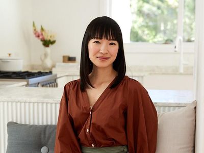 5 Potret Marie Kondo Pensiun Beberes, Rela Rumah Berantakan demi Anak