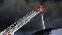 Melihat Perjuangan Memadamkan Api di Pabrik yang Terbakar
