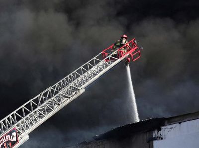 Melihat Perjuangan Memadamkan Api di Pabrik yang Terbakar