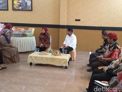 Mensos Risma Berikan Bantuan Modal untuk Ortu Balita Tanpa Anus di Sumenep