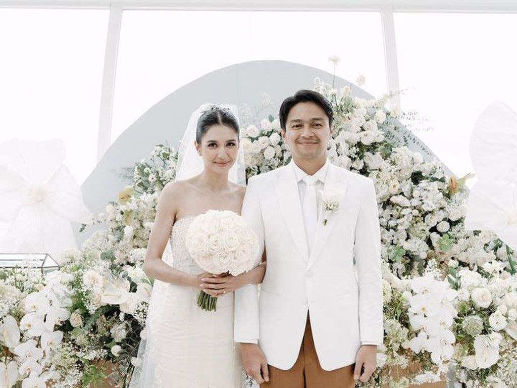 7 Penampilan Anggun Mikha Tambayong, 3 Kali Ganti Gaun di Hari Pernikahan