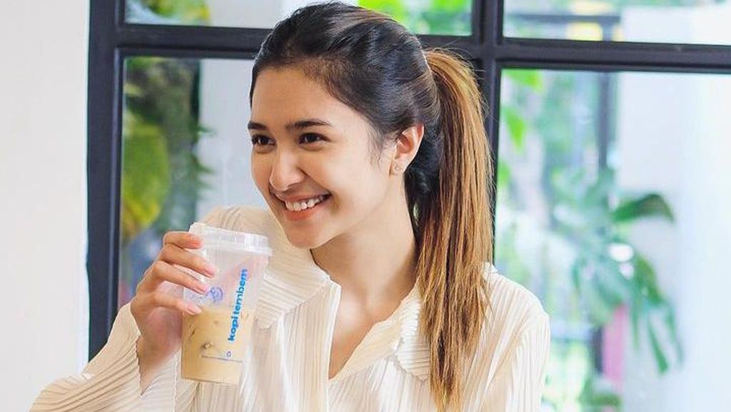 Sah! Mikha Tambayong Menikah, Begini Momennya Saat Asyik Ngopi Sah! Mikha Tambayong Menikah, Begini Momennya Saat Asyik Ngopi