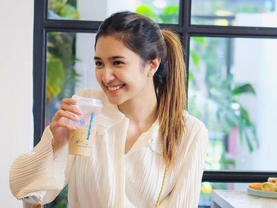 Sah! Mikha Tambayong Menikah, Begini Momennya Saat Asyik Ngopi