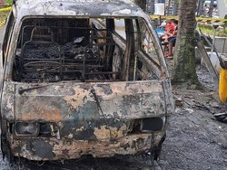 Mobil Pedagang CFD Hangus Terbakar di Kompleks Alun-alun Pekalongan