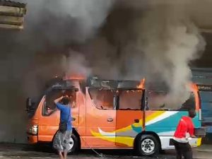 Usai Dicuci, Mobil Travel di Jatisrono Wonogiri Malah Terbakar