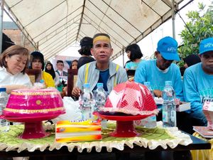 Momen Ketua DPRD Makassar Makan Bareng dengan Para Penderita Kusta Momen Ketua DPRD Makassar Makan Bareng dengan Para Penderita Kusta
