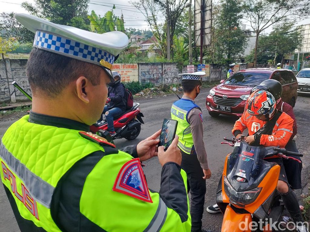 Ratusan Bikers Sunmori Berknalpot Bising Terjaring Razia di Lembang