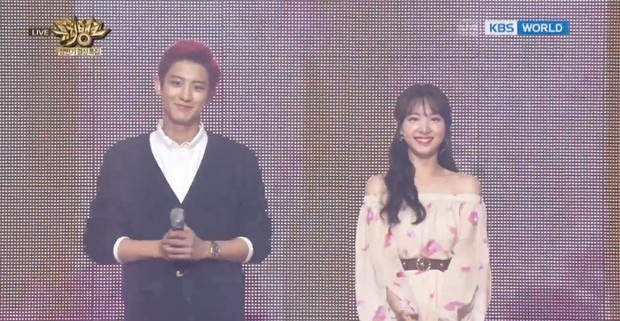 Nayeon - Chanyeol tampil di Music Bank/Foto: Soompi Nayeon dan Chanyeol duet di music bank
