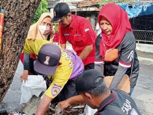 Antisipasi Banjir, Kader PDIP Surabaya Kerja Bakti Bersama Warga Antisipasi Banjir, Kader PDIP Surabaya Kerja Bakti Bersama Warga