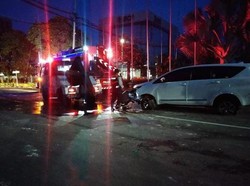 Sopir Mabuk, Mobil Innova Tabrak Taman-Tiang Bendera di Surabaya