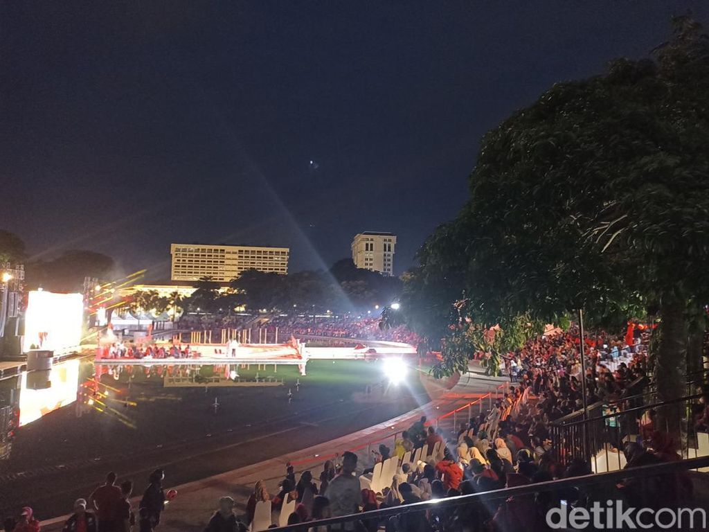 Antusiasme Warga Hadiri Perayaan Imlek di Lapangan Banteng