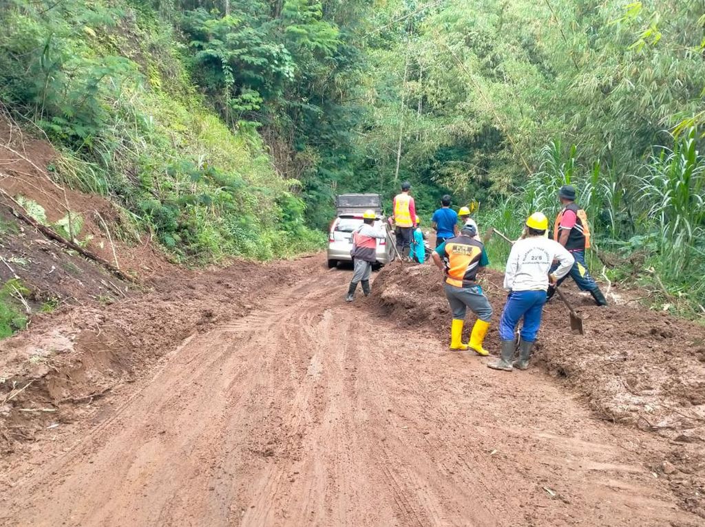 Longsor Tutupi Akses Jalan Provinsi di Karangasem