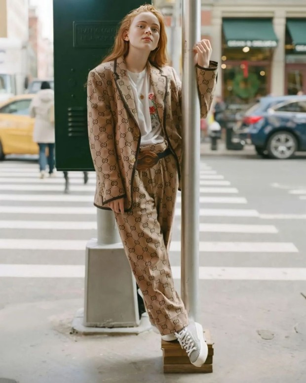 Piyama | Foto: Instagram | @sadie_sink_loverz Inspirasi outfit ngampus ala Sadie Sink