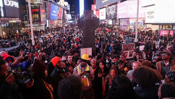 Polisi Pukul Pria Kulit Hitam, Ribuan Orang Turun ke Jalan di New York