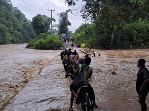 Banjir Bandang Sumbawa, Rumah-Jembatan Rusak di 5 Kecamatan Banjir Bandang Sumbawa, Rumah-Jembatan Rusak di 5 Kecamatan