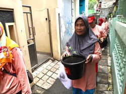 Relawan Mak Ganjar Jakarta Bagikan 500 Bibit Cabai di Cempaka Putih