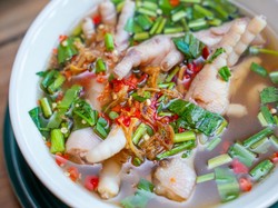 Resep Sup Ceker Ayam Pedas yang Gurih Segar Kuahnya