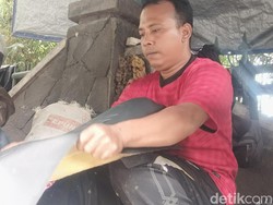 Pesan yang Membuat Santoso Bertahan dengan Jok Motor di Bandung