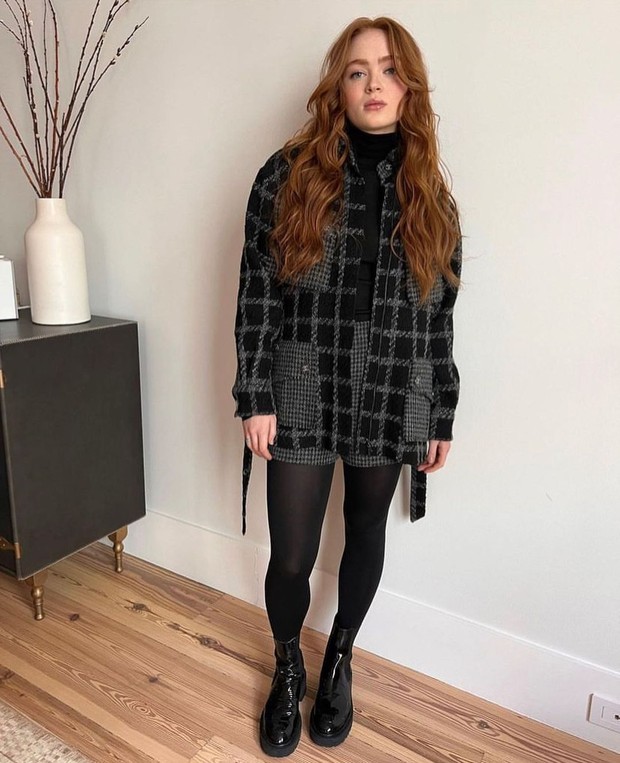 Serba Hitam | Foto: Instagram | @sadieslaugh Inspirasi outfit ngampus ala Sadie Sink