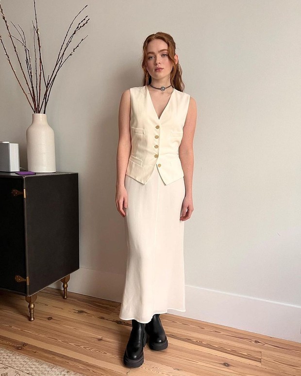 Serba Putih | Foto: Instagram | @sadieslaugh Inspirasi outfit ngampus ala Sadie Sink