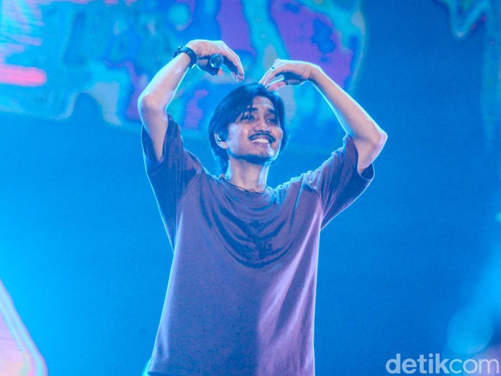 5 Lagu Ini Juga Punya Lirik Romantis Seperti Komang 5 Lagu Ini Juga Punya Lirik Romantis Seperti Komang