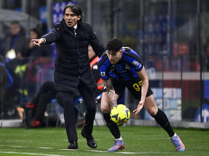 STADIO GIUSEPPE MEAZZA, MILAN, ITALY - 2023/01/23: Simone Inzaghi (L), head coach of FC Internazionale, reacts next to Alessandro Bastoni of FC Internazionale during the Serie A football match between FC Internazionale and Empoli FC. Empoli FC won 1-0 over FC Internazionale. (Photo by Nicolò Campo/LightRocket via Getty Images)