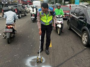 Detik-detik Mobil Tabrak 2 Truk TNI di Puncak Bogor